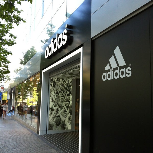 oración clásico Exclusivo Adidas Store Real Madrid Bernabéu - Nueva España - Calle del Padre Damian  4, Estadio Santiago Bernabeu