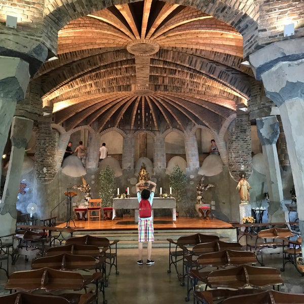 8/21/2017 tarihinde Nikolay G.ziyaretçi tarafından Cripta Gaudí'de çekilen fotoğraf