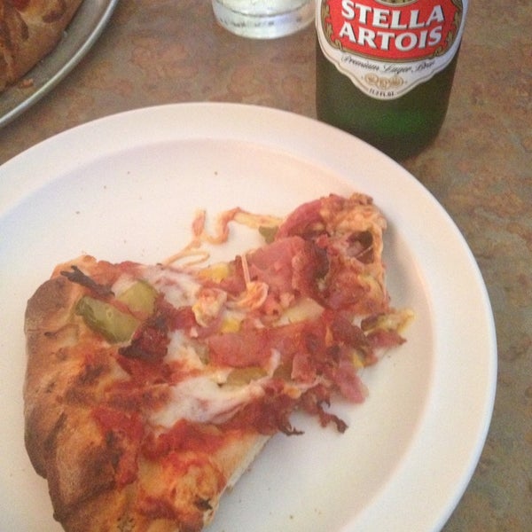 Foto tirada no(a) Downey Pizza Company por C L. em 7/7/2013
