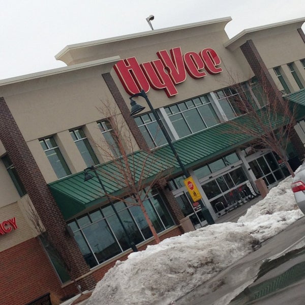 Photo taken at Hy-Vee by Joanna Y. on 2/25/2013