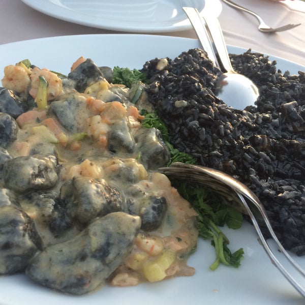 Black gnocchi with smoked salmon, shrimps and zucchini are amazing. Black risotto is average, but still good. The bold middle aged waiter is doing his job very well! 👌😃