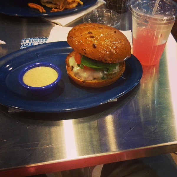 8/9/2013にMichael O.がBlue Star Burgersで撮った写真