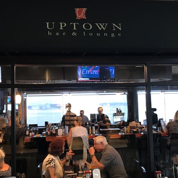 Das Foto wurde bei Uptown Bar &amp; Lounge von Michael S. am 5/27/2018 aufgenommen