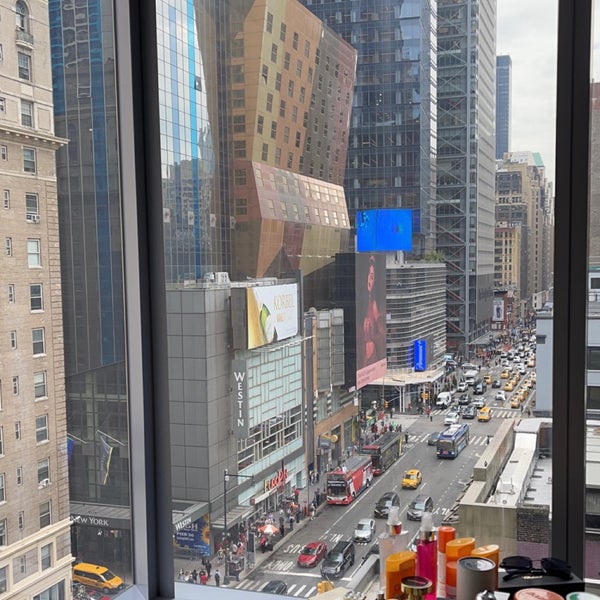 Foto diambil di InterContinental New York Times Square oleh Abdulaziz .. pada 6/23/2022