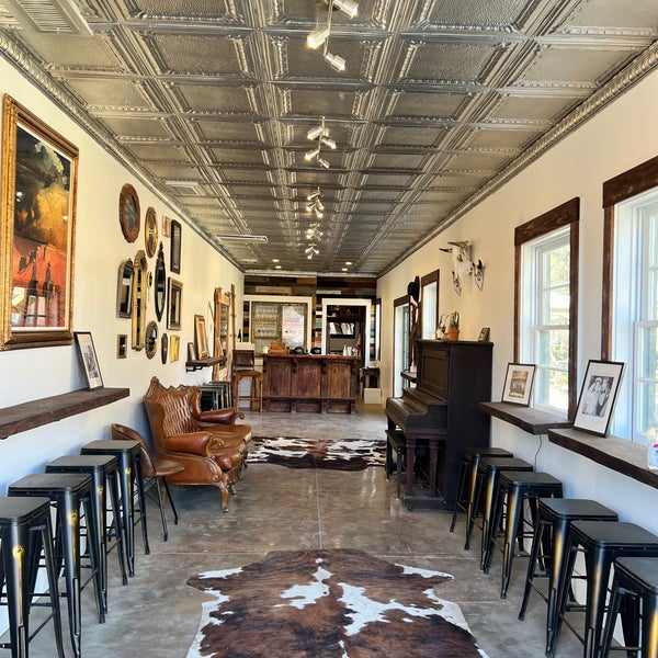 Foto diambil di Los Olivos Wine Merchant Cafe oleh James C. pada 2/17/2022