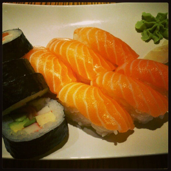 Photo taken at Mama Ye&#39;s sushi &amp; thai by Karolina S. on 4/18/2013