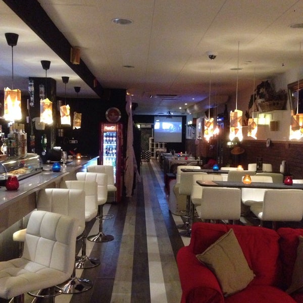 Foto scattata a Eutopia Bar/Lounge da Hashem A. il 8/16/2013