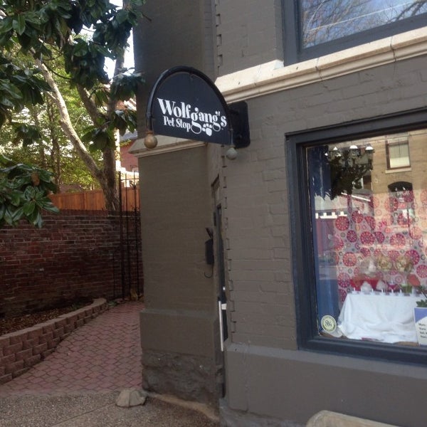 Wolfgang's Pet Stop Structure in Saint Louis