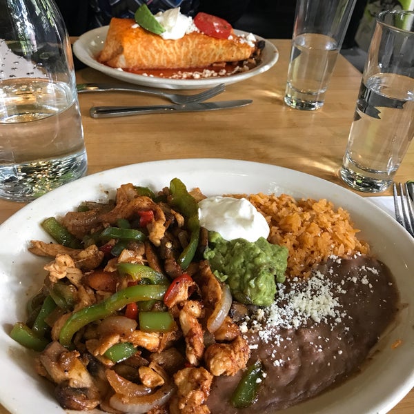 Foto scattata a Fogón Cocina Mexicana da Amy C. il 6/5/2018
