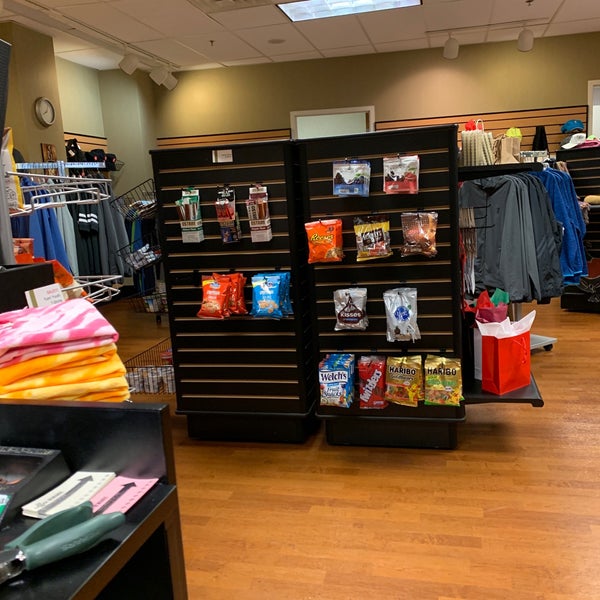 O. Флагманский магазин со скидкой за рубежом. S. Yums store. Дизайнерский продуктовый магазин.