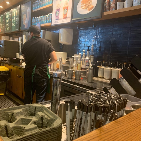 รูปภาพถ่ายที่ Starbucks โดย Dr.D เมื่อ 10/14/2019