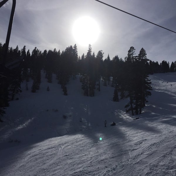 Das Foto wurde bei Homewood Ski Resort von RBC O. am 2/21/2016 aufgenommen
