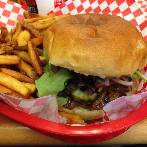 Foto tirada no(a) JJ&#39;s Burger Joint por RBC O. em 5/9/2015