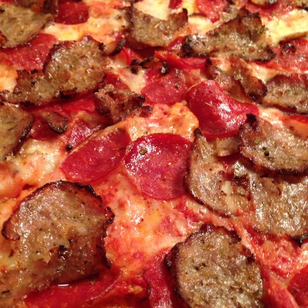 Das Foto wurde bei Mofo&#39;s Pizza &amp; Pasta von RBC O. am 1/1/2015 aufgenommen