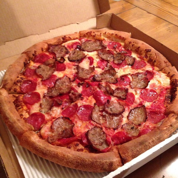 รูปภาพถ่ายที่ Mofo&#39;s Pizza &amp; Pasta โดย RBC O. เมื่อ 1/1/2015
