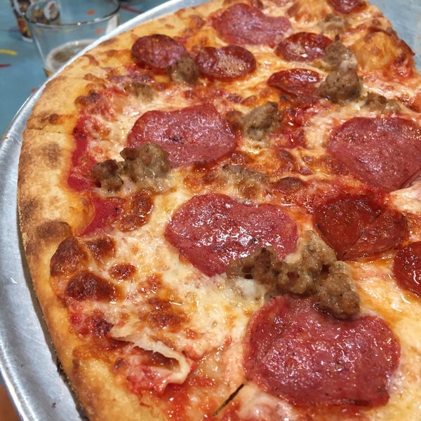 9/26/2015 tarihinde RBC O.ziyaretçi tarafından Pizza Orgasmica &amp; Brewing Co.'de çekilen fotoğraf