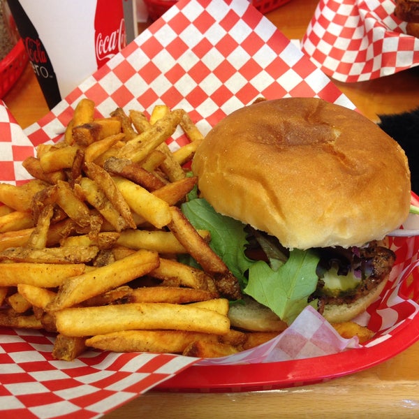 Foto scattata a JJ&#39;s Burger Joint da RBC O. il 5/9/2015