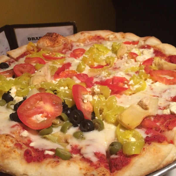 Foto scattata a Siracusa&#39;s New York Pizzeria da La&#39;Sarah-evette M. il 6/27/2015