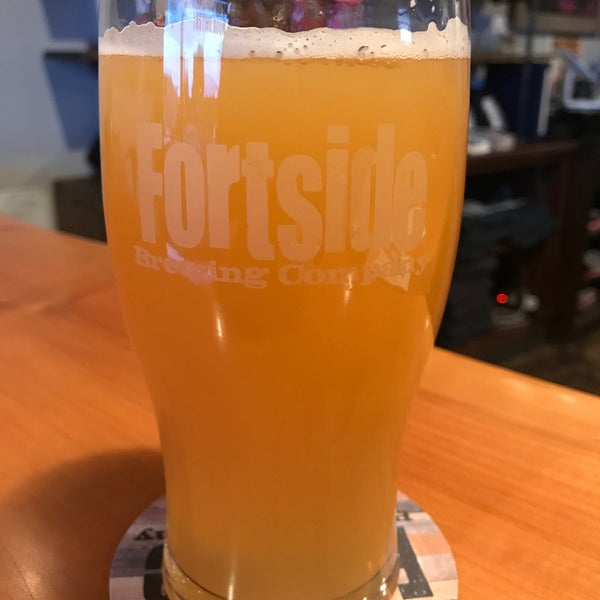 Foto diambil di Fortside Brewing Company oleh David C. pada 3/19/2018