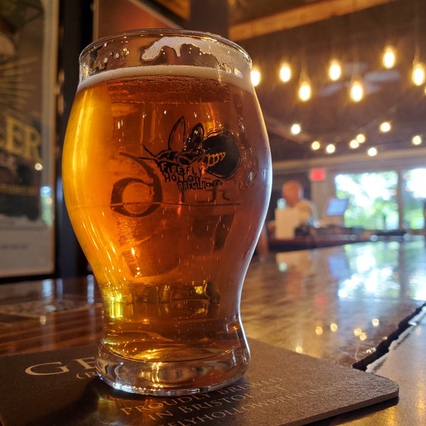 Foto tirada no(a) Firefly Hollow Brewing Co. por Beer S. em 8/15/2021