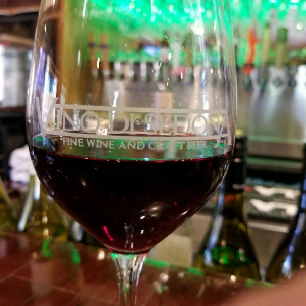 Photo taken at Vino Di Sedona Fine Wine &amp; Craft Beer by Beer S. on 11/1/2017