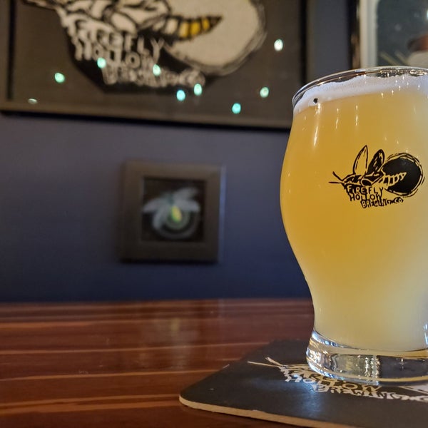 รูปภาพถ่ายที่ Firefly Hollow Brewing Co. โดย Beer S. เมื่อ 8/15/2021