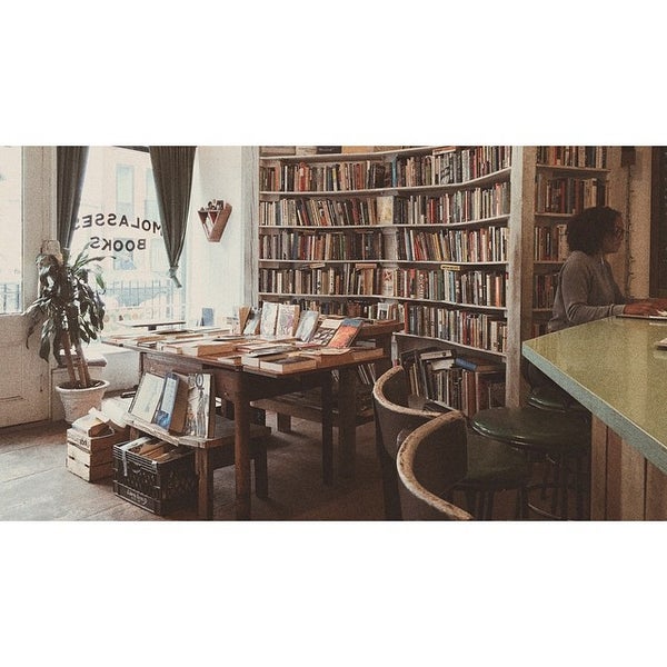 10/1/2014 tarihinde Enrico D.ziyaretçi tarafından Molasses Books'de çekilen fotoğraf