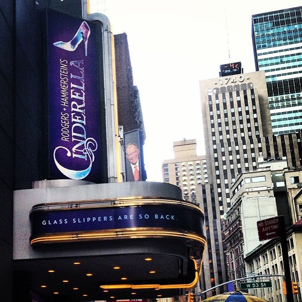 รูปภาพถ่ายที่ Cinderella on Broadway โดย Emily M. เมื่อ 2/20/2013