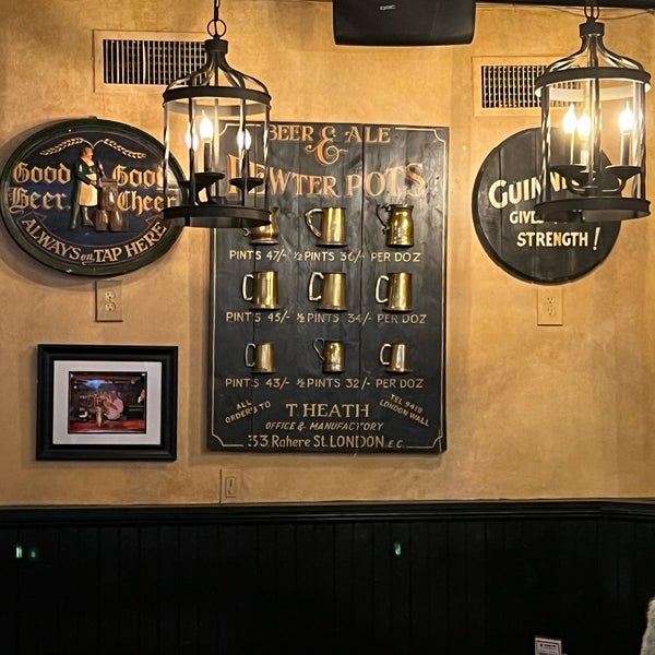 Foto diambil di Green Dragon Tavern oleh Jeff N. pada 4/29/2022