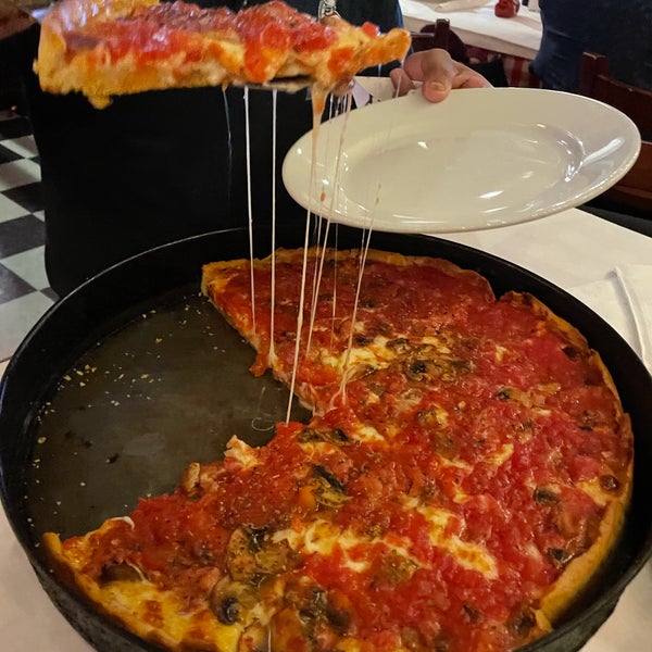 Foto tomada en Pizano&#39;s Pizza  por Faye el 8/29/2021