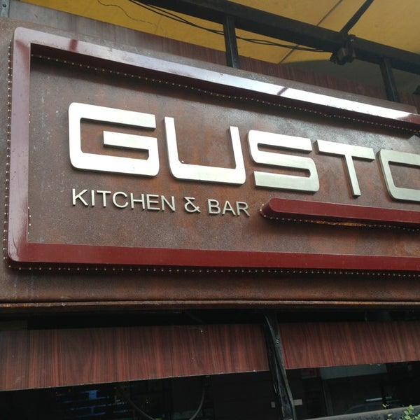 รูปภาพถ่ายที่ Gusto Kitchen &amp; Bar โดย Ankit J. เมื่อ 9/15/2013
