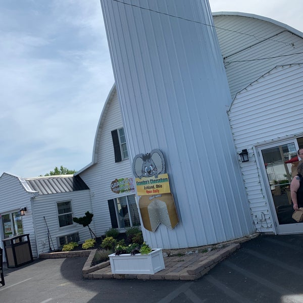 Photo taken at Grandpa&#39;s CheeseBarn by Kiwi on 5/27/2019