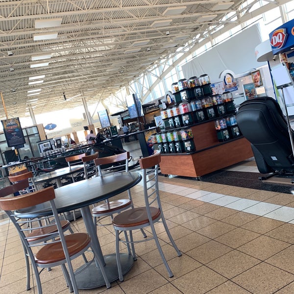 Photo taken at Belvidere Oasis Travel Plaza by Kiwi on 1/10/2019