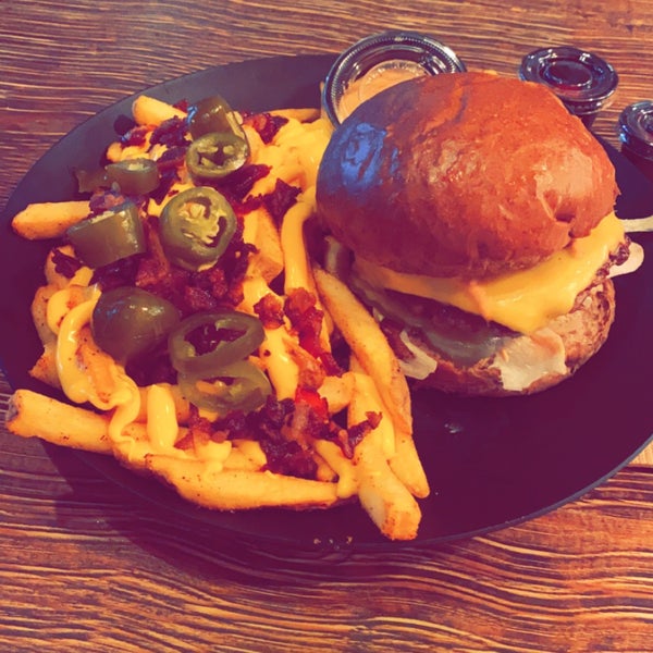 Photo taken at Sketch Burger ® by Mohammed r. on 8/10/2022