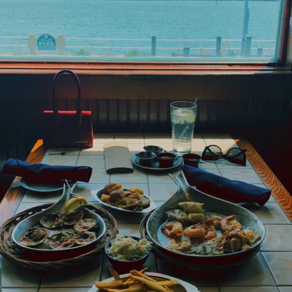 Foto tomada en Harrison&#39;s Harbor Watch Restaurant &amp; Raw Bar  por 🌸🌸🎀🎀💖💓ليتا el 6/21/2020