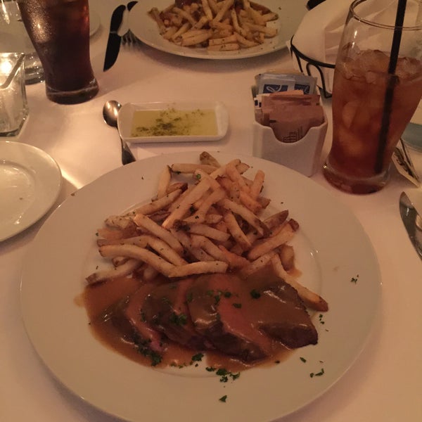 Foto diambil di L&#39;Assiette Steak Frites oleh Spencer pada 1/4/2015