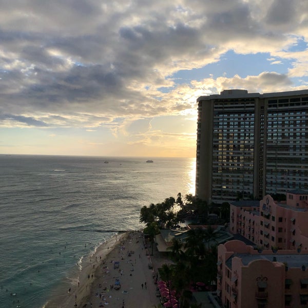 รูปภาพถ่ายที่ Outrigger Waikiki Beach Resort โดย Spencer เมื่อ 9/2/2019