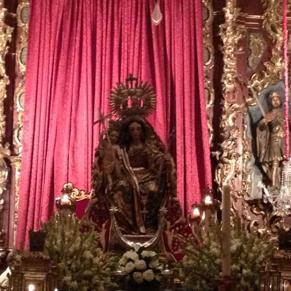 Nuestra Señora del Rosario y el Cristo de la Paz son tallas de Jerónimo Roldán Serrallonga. Procesiona el 12 de Octubre