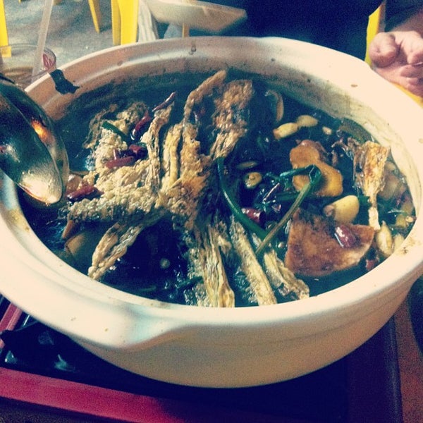 รูปภาพถ่ายที่ Qi Wei Chicken Claypot 奇味鸡煲 โดย Ynez L. เมื่อ 4/23/2013