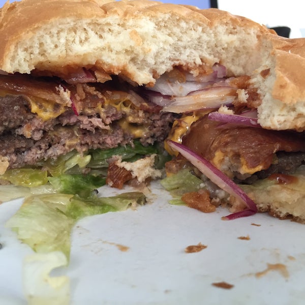 Burger mit Doppel Fleisch, Chester Cheese, Bacon, (Röst-)Zwiebeln und BBQ-Sauce. <3 Toll, lecker. Nur die Pommes sind ein bisschen mau. Bestellung über Deliveroo. 👍🏻