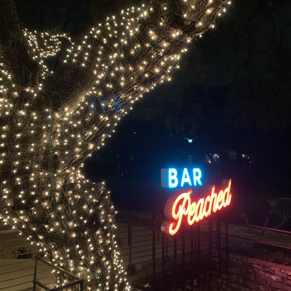 2/10/2019 tarihinde Chris A.ziyaretçi tarafından Bar Peached'de çekilen fotoğraf