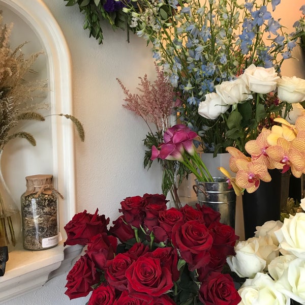 Foto scattata a Le Bouquet Flower Shop da Brittany G. il 8/20/2017