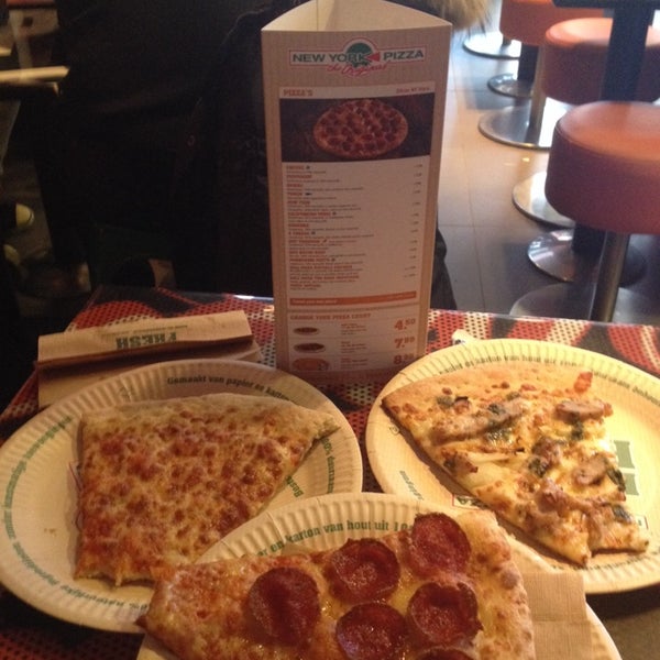 Foto diambil di New York Pizza oleh Lu M. pada 12/28/2013