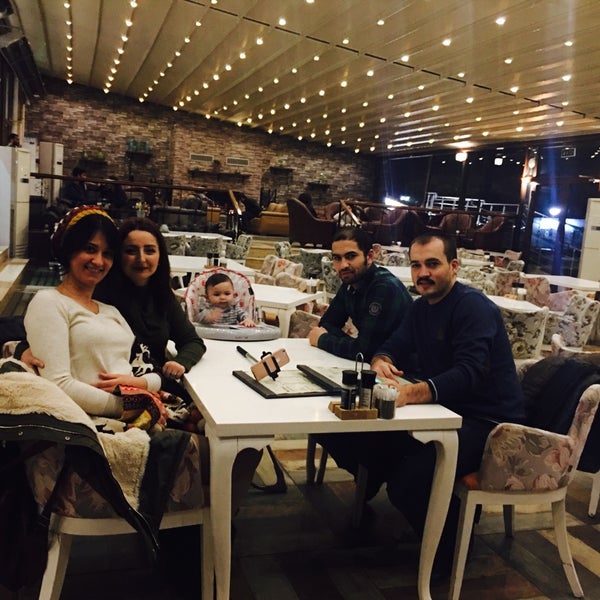 Foto scattata a Lollo Rosso Cafe &amp; Bistro da Pınar Ö. il 12/14/2016