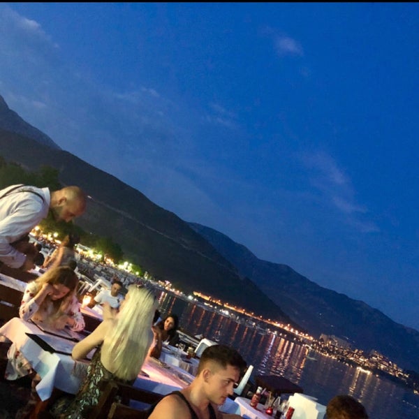 Foto diambil di Porto Gusto Restaurant &amp; Beach oleh Rahmi Ö. pada 8/13/2019