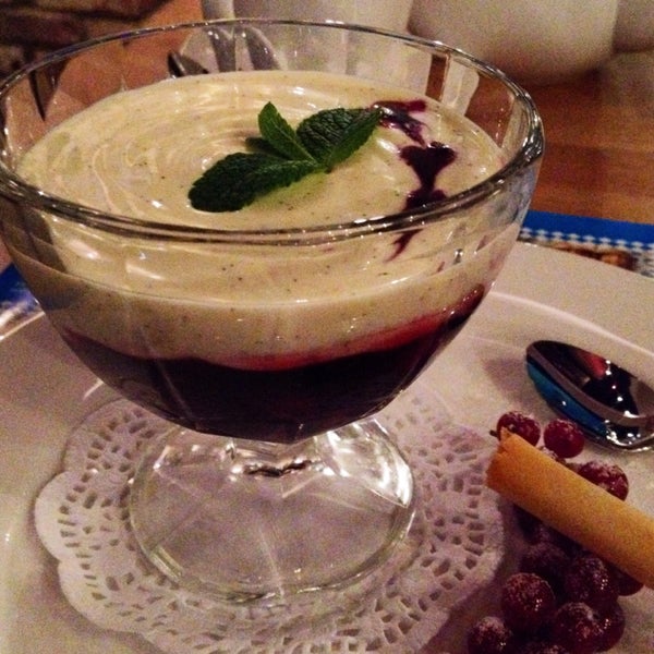 Копия знаменитых "Максимилианс"... Вкусный ягодный десерт с ванильным муссом