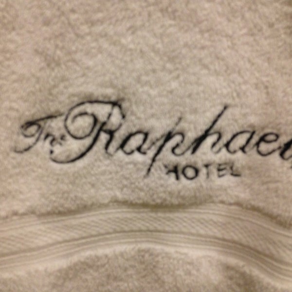 Foto tirada no(a) The Raphael Hotel, Autograph Collection por Quinn L. em 2/24/2013