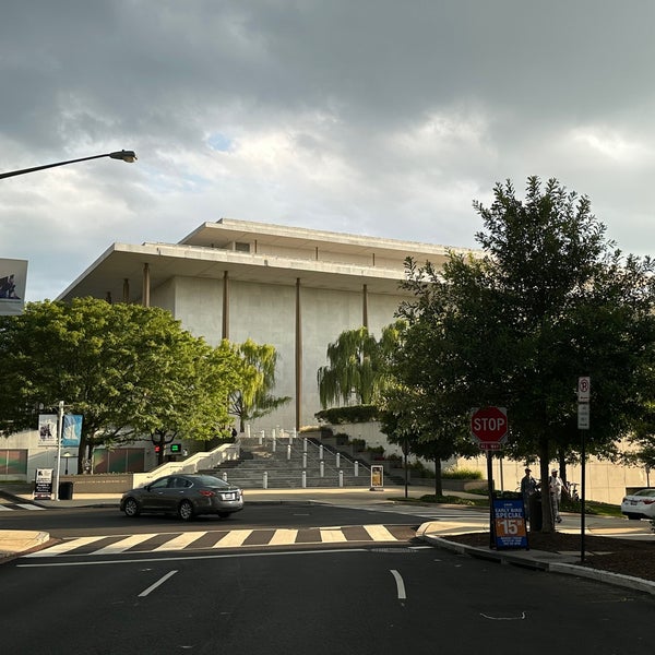รูปภาพถ่ายที่ The John F. Kennedy Center for the Performing Arts โดย Kevin J. เมื่อ 8/11/2023