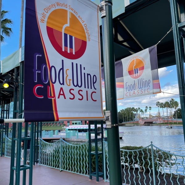 Splash Pool Bar and Grill Hotel Bar in Lake Buena Vista