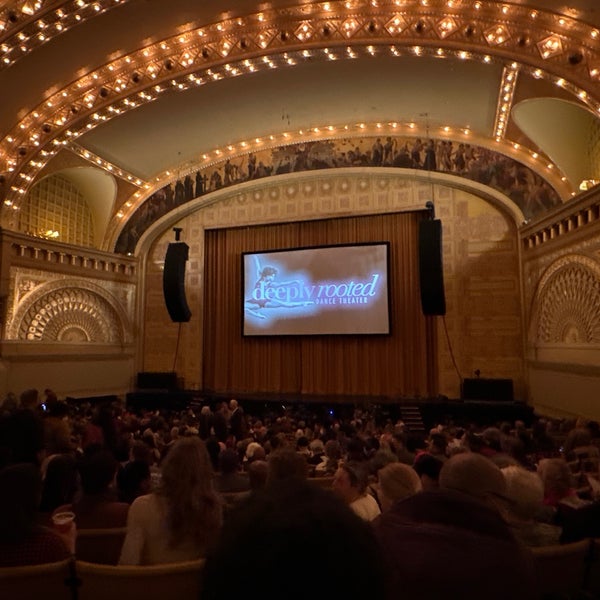 Foto diambil di Auditorium Theatre oleh Kevin J. pada 11/6/2022